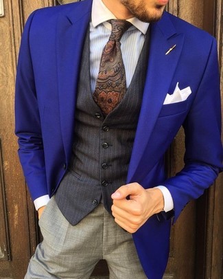 Comment porter une chemise de ville à rayures verticales bleu clair: Porte une chemise de ville à rayures verticales bleu clair et un pantalon de costume gris pour un look classique et élégant.