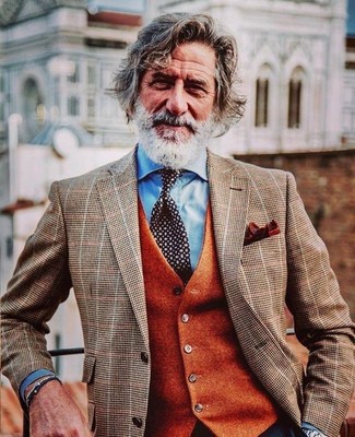 Comment porter une veste marron foncé en automne après 60 ans: Porte une veste marron foncé et un gilet en laine orange pour un look classique et élégant. Ce look fait vraiment automnal.
