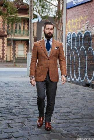Comment porter un blazer écossais marron: Pense à marier un blazer écossais marron avec un pantalon de costume gris foncé pour un look classique et élégant. Une paire de double monks en cuir marron foncé est une option parfait pour complèter cette tenue.