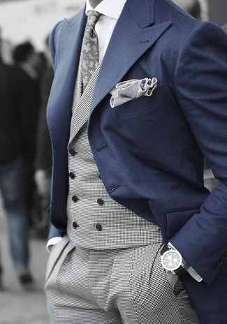 Comment porter une pochette de costume gris foncé: Opte pour un blazer bleu marine avec une pochette de costume gris foncé pour un look idéal le week-end.