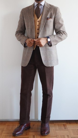 Comment porter un blazer écossais beige à 30 ans: Opte pour un blazer écossais beige avec un pantalon de costume marron foncé pour un look classique et élégant. Complète ce look avec une paire de chaussures brogues en cuir bordeaux.