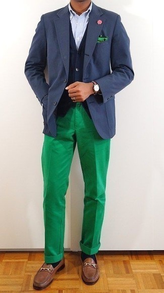 Comment porter des slippers en cuir marron: Pense à porter un blazer bleu marine et un pantalon de costume vert pour dégager classe et sophistication. Complète ce look avec une paire de slippers en cuir marron.