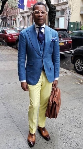 Comment porter des chaussures richelieu en cuir marron quand il fait chaud après 40 ans: Essaie de marier un blazer bleu avec un pantalon de costume jaune pour une silhouette classique et raffinée. Termine ce look avec une paire de chaussures richelieu en cuir marron.