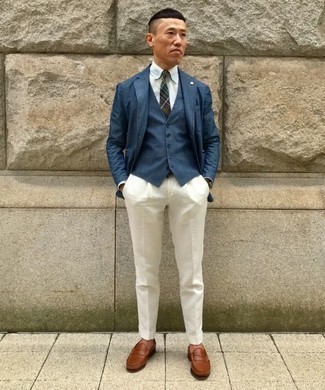 Comment porter des slippers en cuir marron: Essaie de marier un blazer bleu marine avec un pantalon de costume blanc pour un look classique et élégant. Complète ce look avec une paire de slippers en cuir marron.