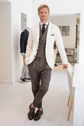 Comment porter un blazer blanc: Pense à associer un blazer blanc avec un pantalon de costume marron pour un look pointu et élégant. Une paire de double monks en cuir marron foncé est une option judicieux pour complèter cette tenue.