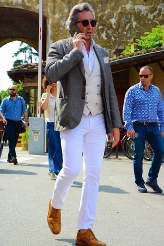 Comment porter un blazer gris pour un style elégantes après 50 ans: Opte pour un blazer gris avec un jean blanc si tu recherches un look stylé et soigné. Une paire de chaussures brogues en cuir tabac est une façon simple d'améliorer ton look.