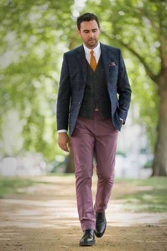Comment porter une cravate orange: Choisis un blazer à rayures horizontales bleu marine et une cravate orange pour dégager classe et sophistication. Cet ensemble est parfait avec une paire de chaussures derby en cuir noires.
