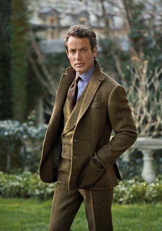 Comment porter un blazer écossais olive: Marie un blazer écossais olive avec un pantalon de costume en laine écossais olive pour un look pointu et élégant.