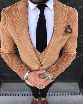 Comment porter une montre dorée: Choisis un blazer en velours côtelé marron clair et une montre dorée pour un look confortable et décontracté. Apportez une touche d'élégance à votre tenue avec une paire de slippers en daim marron.