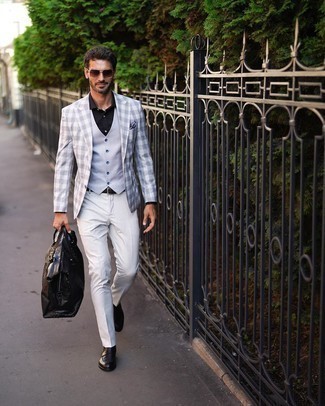 Comment porter un blazer écossais blanc: Pense à harmoniser un blazer écossais blanc avec un pantalon de costume blanc pour dégager classe et sophistication. Une paire de slippers en cuir noirs est une option judicieux pour complèter cette tenue.