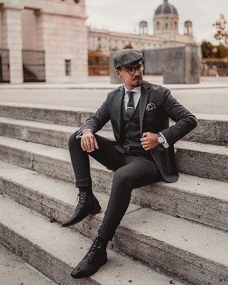Un gilet à porter avec un blazer gris quand il fait frais à 20 ans: Pense à associer un blazer gris avec un gilet pour dégager classe et sophistication. Une paire de bottes habillées en cuir noires est une option parfait pour complèter cette tenue.