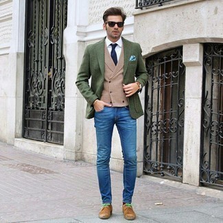 Comment porter un jean bleu marine pour un style elégantes: Opte pour un blazer en laine olive avec un jean bleu marine pour achever un look habillé mais pas trop. Apportez une touche d'élégance à votre tenue avec une paire de chaussures derby en daim marron clair.