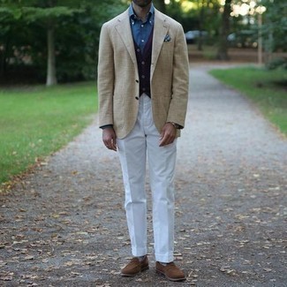 Comment porter un manteau bordeaux: Essaie d'harmoniser un manteau bordeaux avec un pantalon de costume blanc pour un look pointu et élégant. Une paire de slippers en daim marron est une façon simple d'améliorer ton look.
