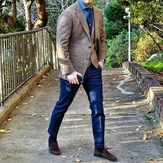 Comment porter un gilet en laine marron: Harmonise un gilet en laine marron avec un pantalon de costume bleu marine pour dégager classe et sophistication. Si tu veux éviter un look trop formel, opte pour une paire de slippers en daim marron foncé.