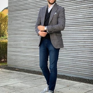 Comment porter un gilet noir: Pense à associer un gilet noir avec un jean bleu marine pour dégager classe et sophistication. Si tu veux éviter un look trop formel, fais d'une paire de baskets basses en daim grises ton choix de souliers.