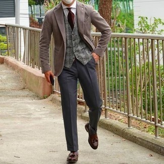 Comment porter un gilet: Harmonise un gilet avec un pantalon de costume gris foncé pour un look pointu et élégant. Une paire de mocassins à pampilles en cuir marron apporte une touche de décontraction à l'ensemble.