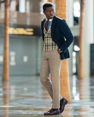 Comment porter une cravate bordeaux: Pense à opter pour un blazer bleu marine et une cravate bordeaux pour un look classique et élégant. Tu veux y aller doucement avec les chaussures? Assortis cette tenue avec une paire de slippers en cuir bordeaux pour la journée.