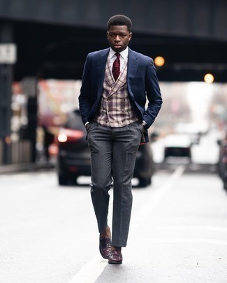Comment porter une cravate á pois rouge: Pense à marier un blazer bleu marine avec une cravate á pois rouge pour une silhouette classique et raffinée. Complète ce look avec une paire de slippers en cuir bordeaux.