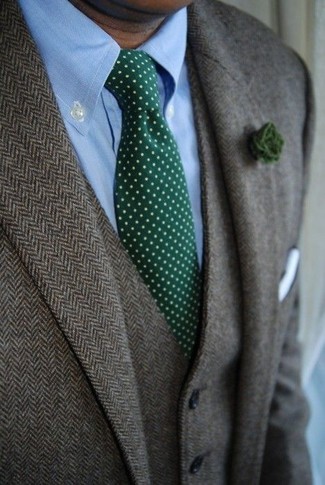 Comment porter une broche olive: Essaie de marier un blazer en laine à chevrons gris avec une broche olive pour un look idéal le week-end.