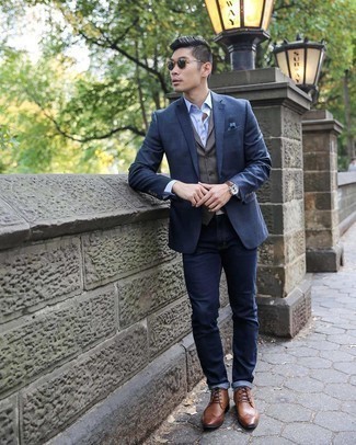Comment porter un gilet en pied-de-poule marron: Essaie d'harmoniser un gilet en pied-de-poule marron avec un jean bleu marine pour aller au bureau. Une paire de bottes brogue en cuir marron est une option avisé pour complèter cette tenue.