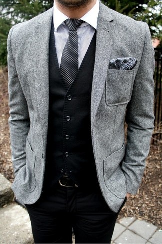 Tenue: Blazer en laine gris, Gilet noir, Chemise de ville à rayures verticales blanche, Pantalon de costume noir