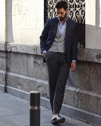 Comment porter un gilet écossais gris foncé: Fais l'expérience d'un style élégant et raffiné avec un gilet écossais gris foncé et un pantalon de costume gris foncé. Une paire de mocassins à pampilles en cuir noirs apportera un joli contraste avec le reste du look.