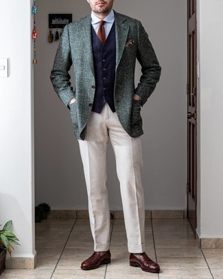 Tenue: Blazer en laine vert foncé, Gilet écossais bleu marine, Chemise de ville blanche, Pantalon de costume blanc