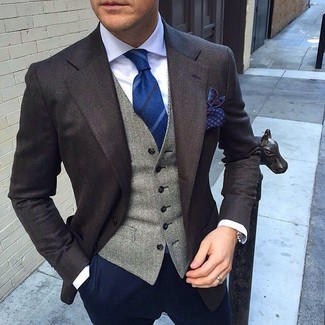 Comment porter une cravate à rayures verticales bleu marine et blanc: Associer un blazer marron foncé et une cravate à rayures verticales bleu marine et blanc créera un look pointu et élégant.