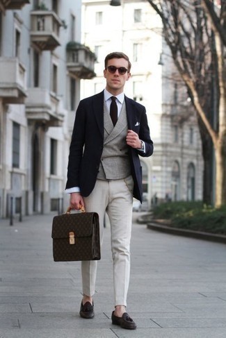 Comment porter un gilet écossais gris: Opte pour un gilet écossais gris avec un pantalon chino blanc pour créer un look chic et décontracté. Une paire de mocassins à pampilles en cuir marron foncé est une façon simple d'améliorer ton look.