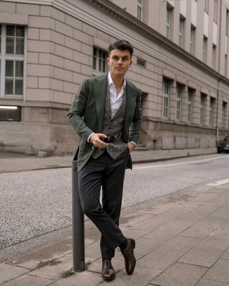 Comment porter un blazer vert foncé: Associe un blazer vert foncé avec un pantalon de costume gris foncé pour un look pointu et élégant. Cette tenue se complète parfaitement avec une paire de chaussures richelieu en cuir marron foncé.
