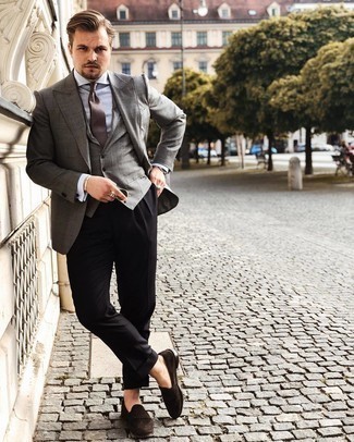 Comment porter une cravate marron foncé: Essaie d'associer un blazer gris avec une cravate marron foncé pour une silhouette classique et raffinée. Tu veux y aller doucement avec les chaussures? Opte pour une paire de slippers en daim à franges marron foncé pour la journée.
