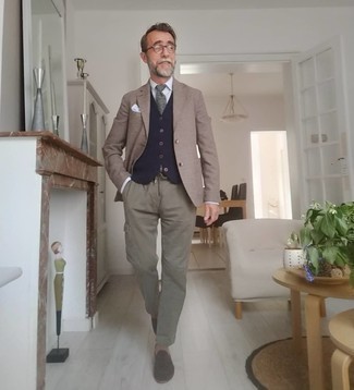 Comment porter une cravate grise: Harmonise un blazer marron avec une cravate grise pour une silhouette classique et raffinée. D'une humeur audacieuse? Complète ta tenue avec une paire de slippers en daim marron foncé.