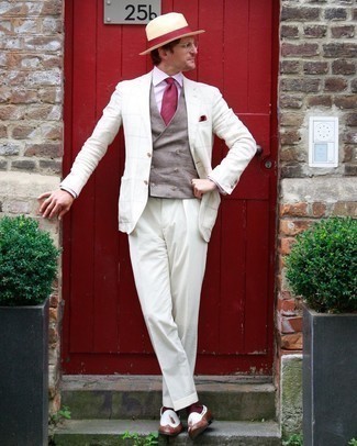 Tenue: Blazer écossais blanc, Gilet gris, Chemise de ville à rayures verticales rose, Pantalon de costume blanc