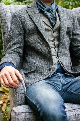 Comment porter une écharpe á pois bleu marine: Essaie de marier un blazer en laine à chevrons gris avec une écharpe á pois bleu marine pour une tenue relax mais stylée.