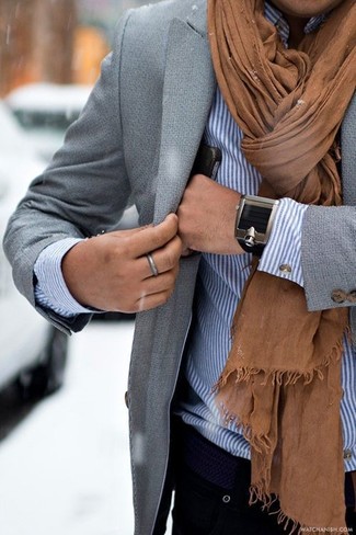 Tenue: Blazer gris, Chemise à manches longues à rayures verticales blanche, Écharpe tabac