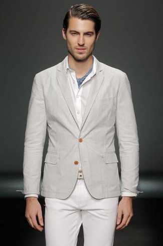 Comment porter une chemise à manches longues blanche avec un blazer gris foncé à 30 ans: Opte pour un blazer gris foncé avec une chemise à manches longues blanche si tu recherches un look stylé et soigné.