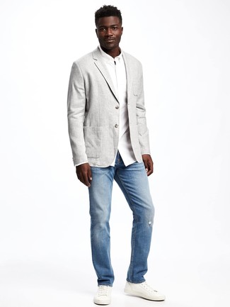 Tenue: Blazer en lin gris, Chemise à manches longues blanche, Jean bleu clair, Baskets basses en cuir blanches