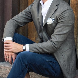 Comment porter une pochette de costume imprimée blanc et bleu marine: Essaie de marier un blazer en laine gris avec une pochette de costume imprimée blanc et bleu marine pour une tenue idéale le week-end.