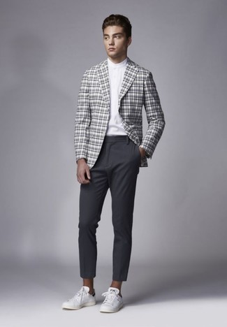 Comment porter un blazer gris avec un pantalon chino gris en été: Associe un blazer gris avec un pantalon chino gris pour créer un look chic et décontracté. Jouez la carte décontractée pour les chaussures et assortis cette tenue avec une paire de baskets basses en cuir blanches. C'est une tenue idéale pour pour les journées estivales.