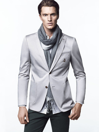 Tenue: Blazer gris, Chemise à manches longues à rayures verticales blanche, Pantalon chino vert foncé, Écharpe grise