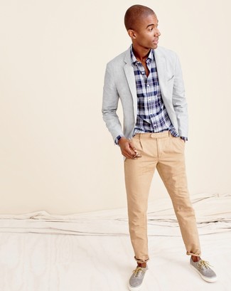 Tenue: Blazer gris, Chemise à manches longues écossaise bleu marine et blanc, Pantalon chino marron clair, Tennis gris