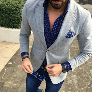 Tenue: Blazer en laine gris, Chemise à manches longues á pois bleu marine, Jean bleu marine, Pochette de costume imprimée cachemire bleu marine