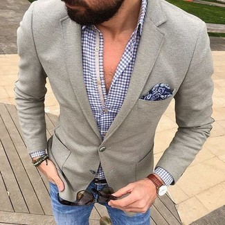 Comment porter une pochette de costume imprimée cachemire bleue: Essaie de marier un blazer en laine gris avec une pochette de costume imprimée cachemire bleue pour un look idéal le week-end.