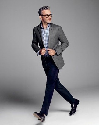 Comment porter un blazer gris pour un style elégantes: Associe un blazer gris avec un pantalon de costume bleu marine pour dégager classe et sophistication. Complète ce look avec une paire de chaussures richelieu en cuir noires.