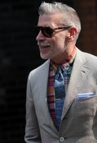 Tenue de Nick Wooster: Blazer en coton gris, Chemise à manches longues écossaise multicolore, Cravate bleu marine, Pochette de costume à rayures verticales blanc et bleu