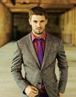 Comment porter une cravate violette: Associe un blazer en laine gris avec une cravate violette pour dégager classe et sophistication.