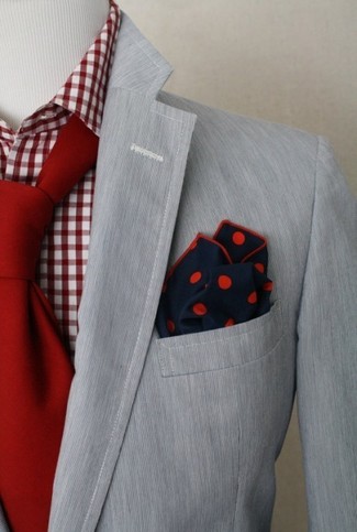 Tenue: Blazer gris, Chemise de ville en vichy blanc et rouge, Cravate rouge, Pochette de costume á pois bleu marine