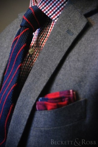 Comment porter une cravate en laine rouge: Associe un blazer en laine gris avec une cravate en laine rouge pour dégager classe et sophistication.