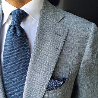Comment porter une pochette de costume imprimée bleue: Opte pour un blazer gris avec une pochette de costume imprimée bleue pour un look confortable et décontracté.