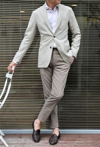 Un pantalon chino à porter avec des slippers marron foncé: Harmonise un blazer gris avec un pantalon chino pour aller au bureau. Une paire de slippers marron foncé apportera une esthétique classique à l'ensemble.